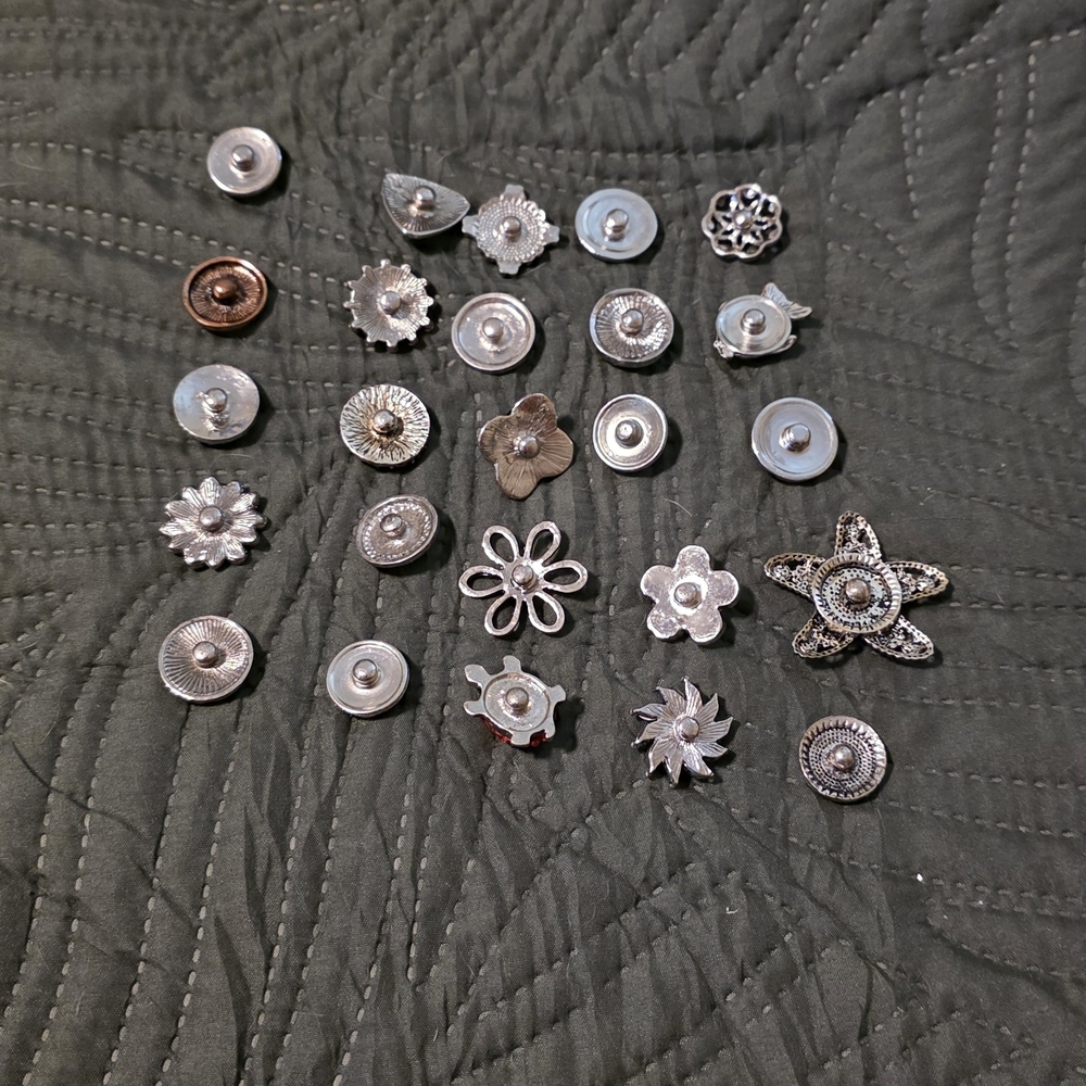 SALE 🏴󠁧󠁢󠁳󠁣󠁴󠁿 Assorted Snap Jewelry Set with Bracelets and Charms - Picture 14 of 15